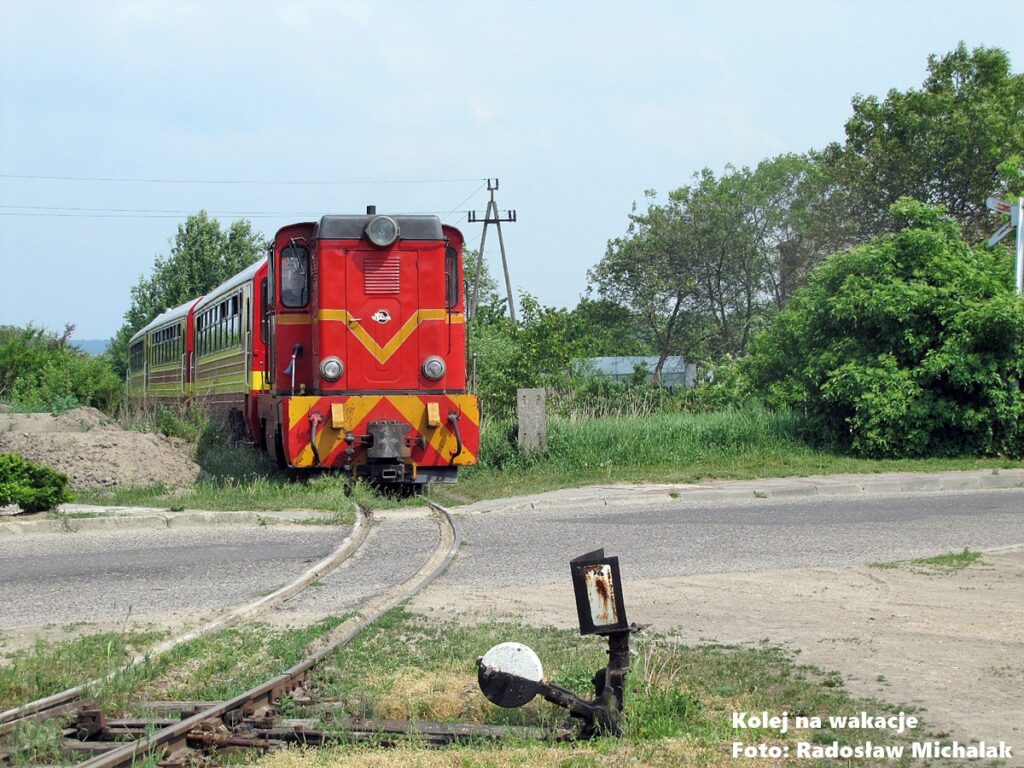 Pociąg wąskotorowy na szlaku Gnieźnieńskiej Kolei Wąskotorowej – początek kolejowej podróży bloga Kolej na Wakacje