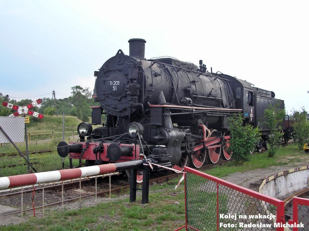 Amerykański parowóz towarowy Tr201-51 na torach w Muzeum Kolejnictwa w Jaworzynie Śląskiej. Zabytkowa lokomotywa parowa serii Tr201.