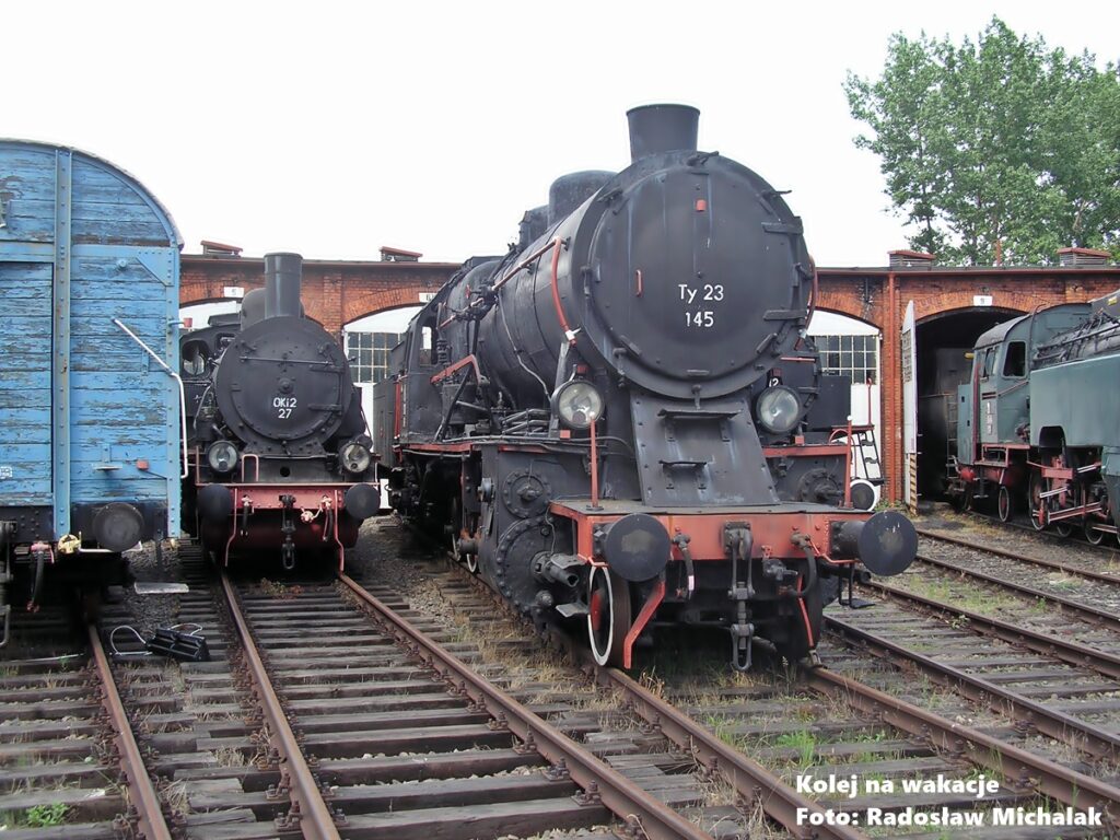 Zabytkowe parowozy Ty23-145 oraz OKi2-27 na torach ekspozycyjnych w Muzeum Kolejnictwa w Jaworzynie Śląskiej.