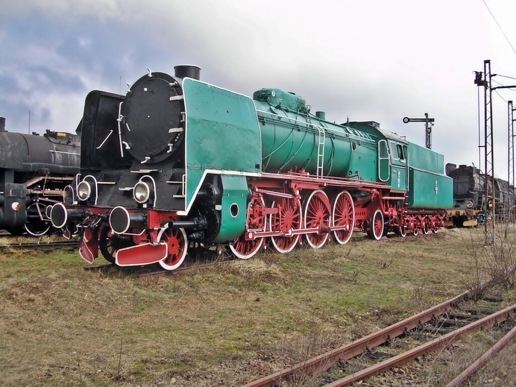 Skansen Lokomotyw – Zduńska Wola Karsznice: Parowóz pospieszny Pt47-93 na wystawie.