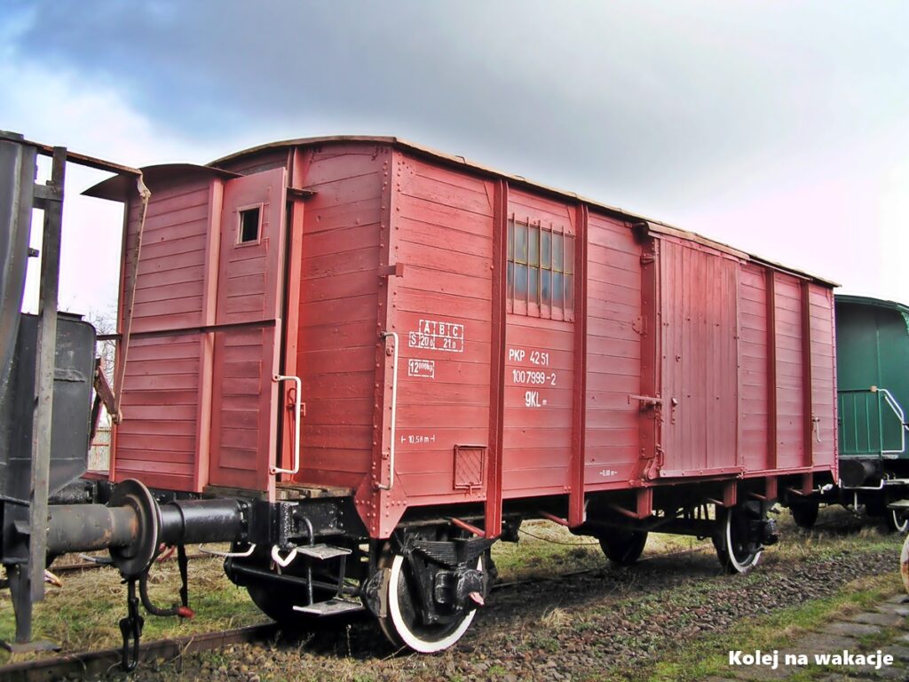 Historyczny dwuosiowy wagon towarowy PKP o numerze 4251 w Skansenie Lokomotyw Zduńska Wola Karsznice.