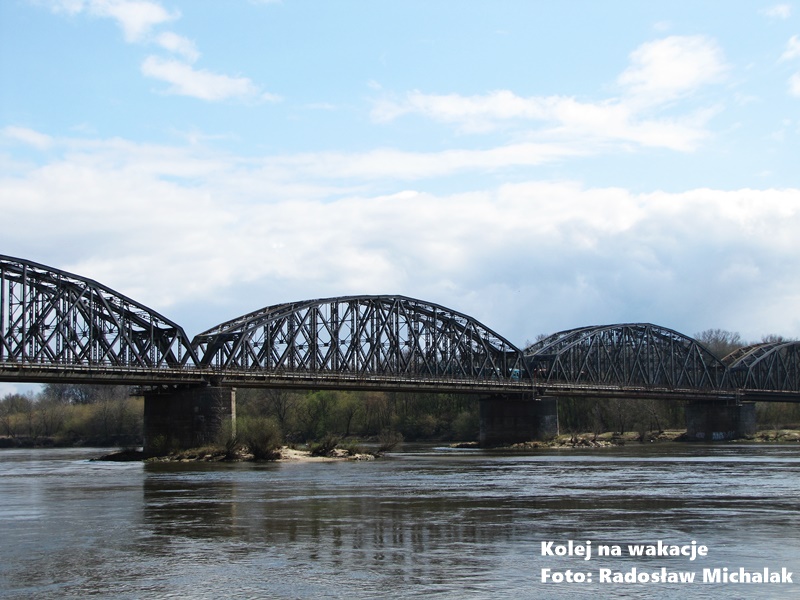 Zdjęcie mostu kolejowego im. Ernesta Malinowskiego w Toruniu nad Wisłą, stalowa konstrukcja kratownicowa.