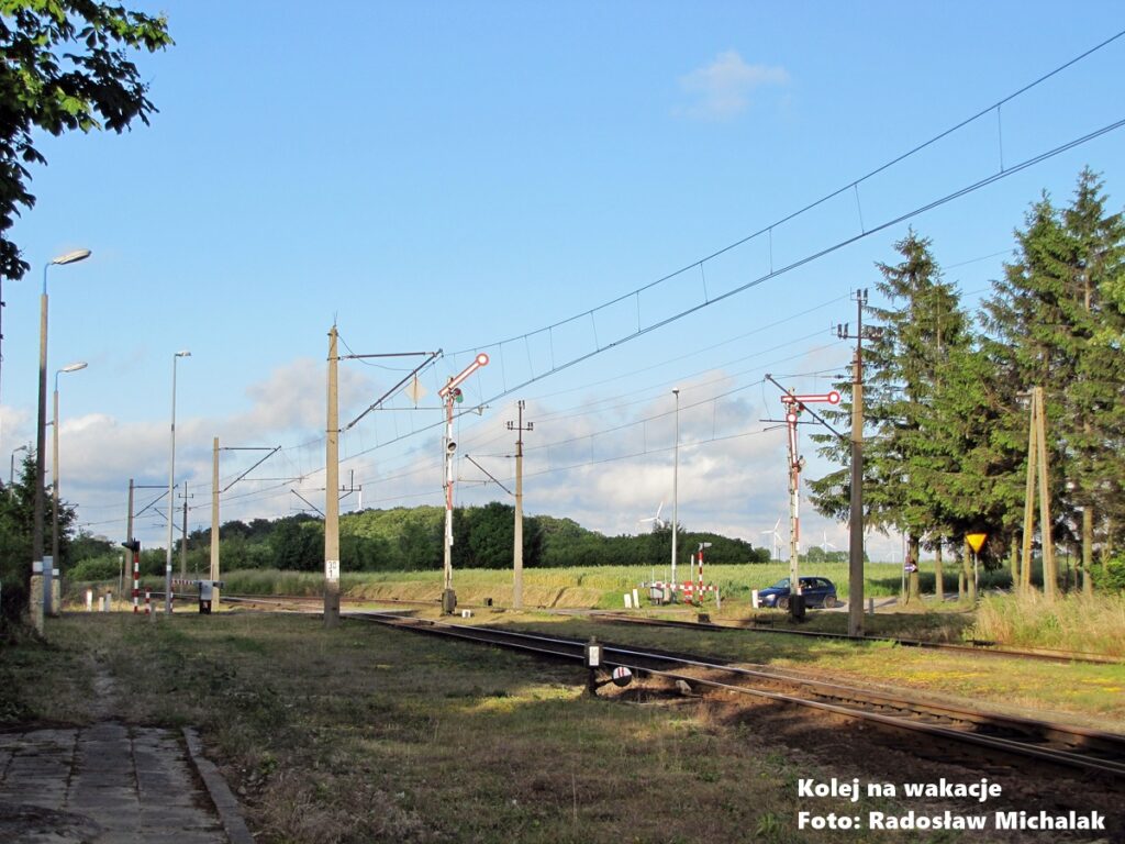Wieczorny klimat na stacji w Ustroniu Morskim - jeden z semaforów kształtowych ustawiony jest w w pozycji „droga wolna”.
