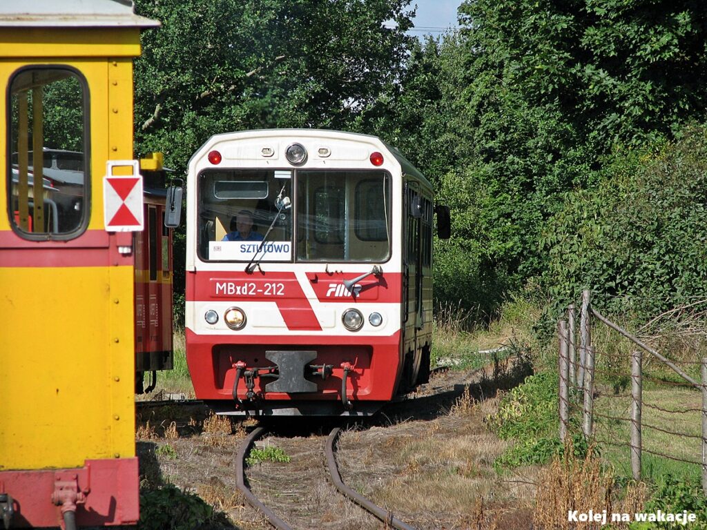 Wagon motorowy MBxd2 na stacji Prawy Brzeg Wisły – kolej wąskotorowa, podróże rodzinne koleją w Polsce