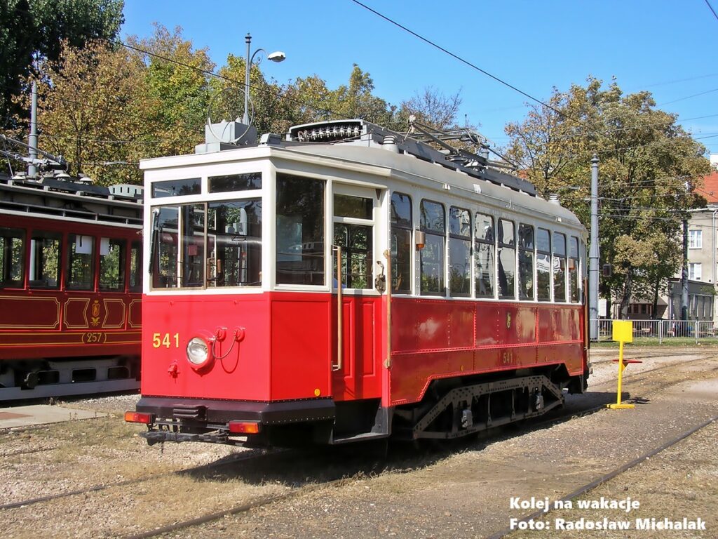 Zabytkowy wagon tramwajowy typu LW (Linke-Hofmann) na torach w Warszawie, historyczny skład retro w barwach warszawskich.