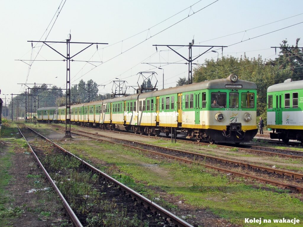 Klasyczny, niezmodernizowany pociąg EN57-1712 w pierwotnych barwach Kolei Mazowieckich w trakcji wielokrotnej na trasie w Warszawie, wrzesień 2007 rok.