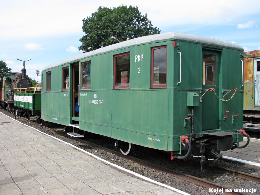 Odrestaurowany zabytkowy wagon osobowy na ekspozycji plenerowej kolei wąskotorowej w Gryficach