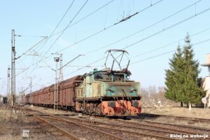Pociąg górniczy KWB Konin z lokomotywą EL2 (Krokodyl) na trasie w pobliżu odkrywki Jóźwin.