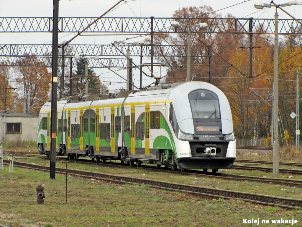 Nowoczesny pociąg Elf EN76 Kolei Mazowieckich na torach odstawczych w Działdowie.
