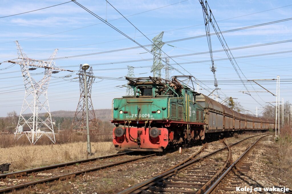 Pociąg towarowy kolei górniczej KWB Konin z lokomotywą EL2-06 transportujący węgiel do elektrowni Pątnów.