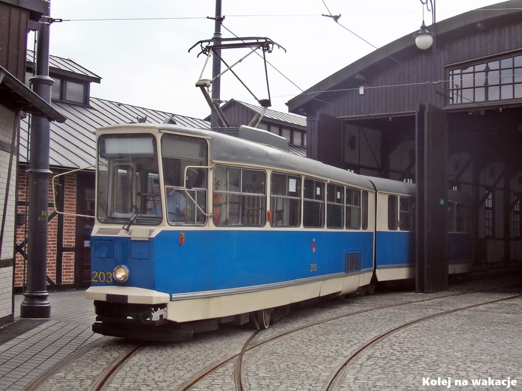 Zabytkowy niebieski tramwaj Konstal 102N o numerze 203 w Krakowie.