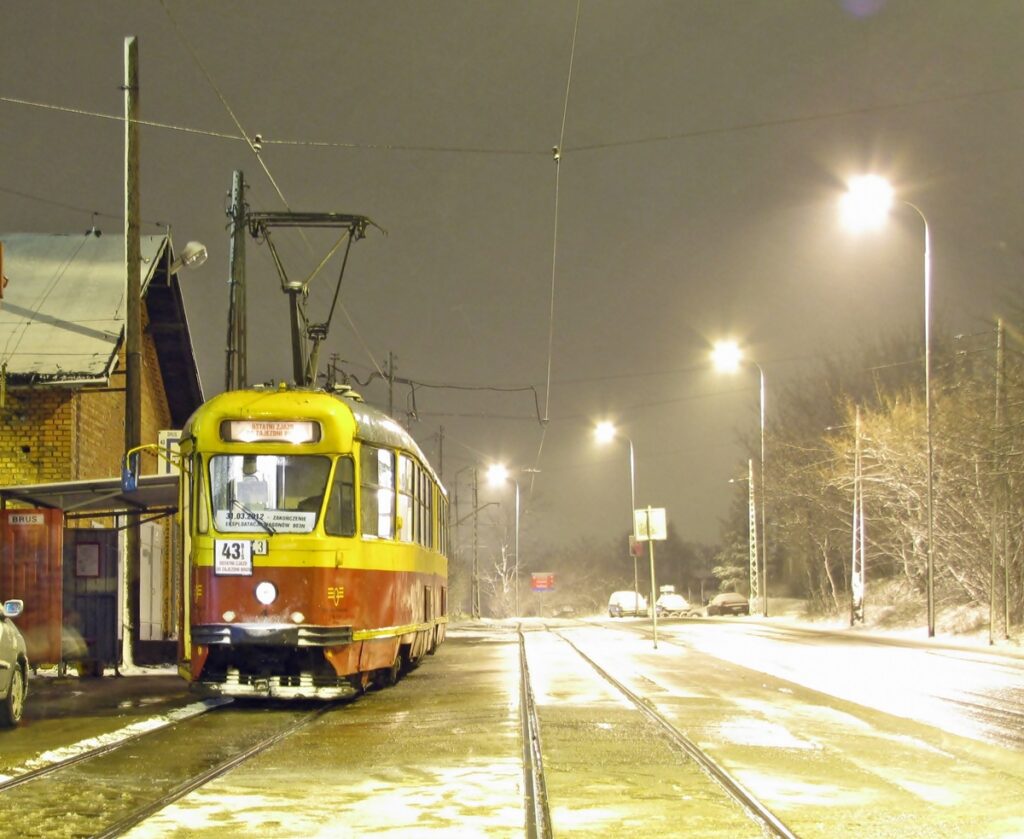 Wagon 803N zjeżdżający z linii 43bis do zajezdni Brus w Łodzi nocą 31 marca 2012 roku