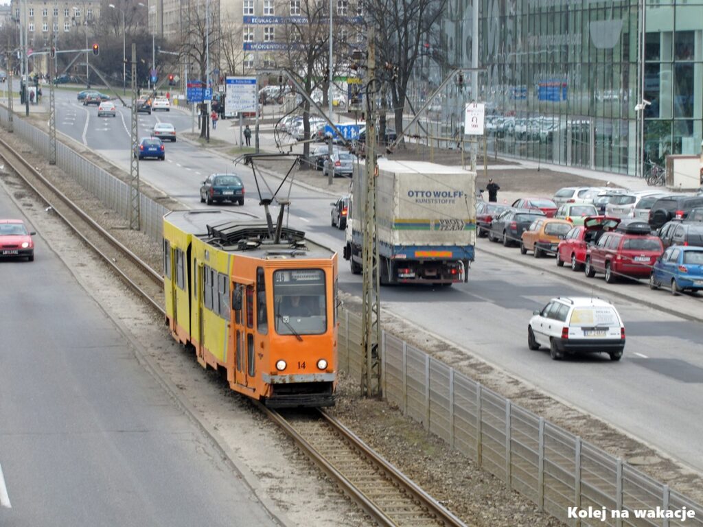 Tramwaj 803N na linii 46 jadący ulicą Politechniki w Łodzi.