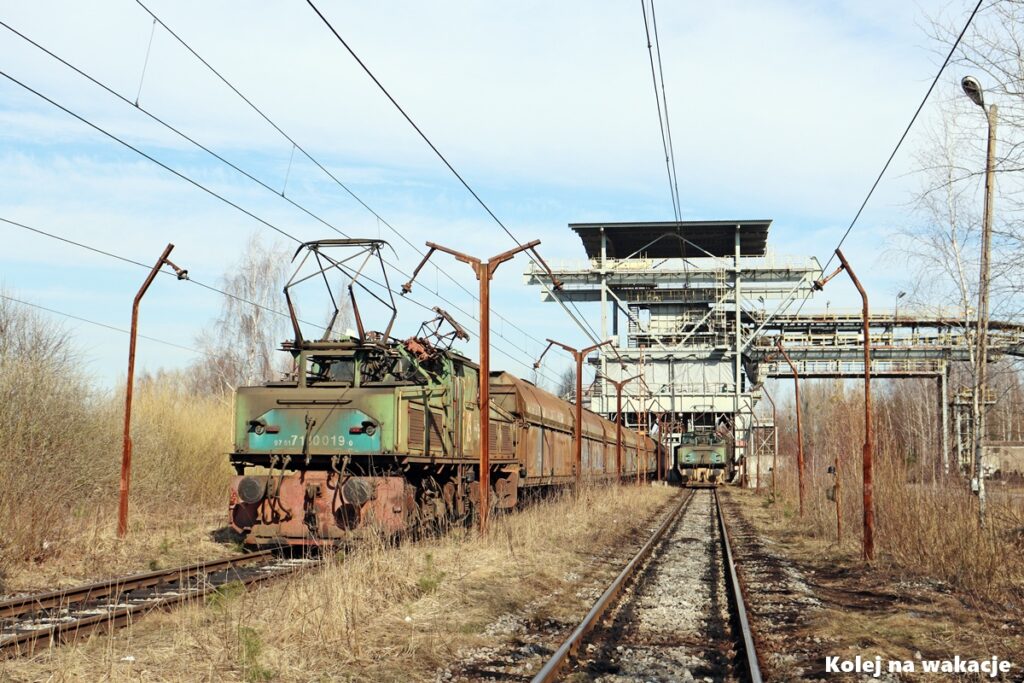 Dwa pociągi towarowe z lokomotywami EL2 (Krokodyl) podczas załadunku węgla w KWB Konin, odkrywka Lubstów.