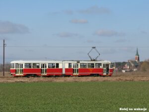 Przegubowy tramwaj 803N wyjeżdża z Lutomierska i mija miejscowość Kazimierz, kierując się w stronę Łodzi.
