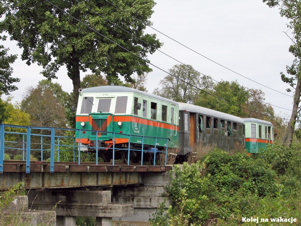 Wąskotorówki Mazowsza - wagony na moście nad rzeką Łasica