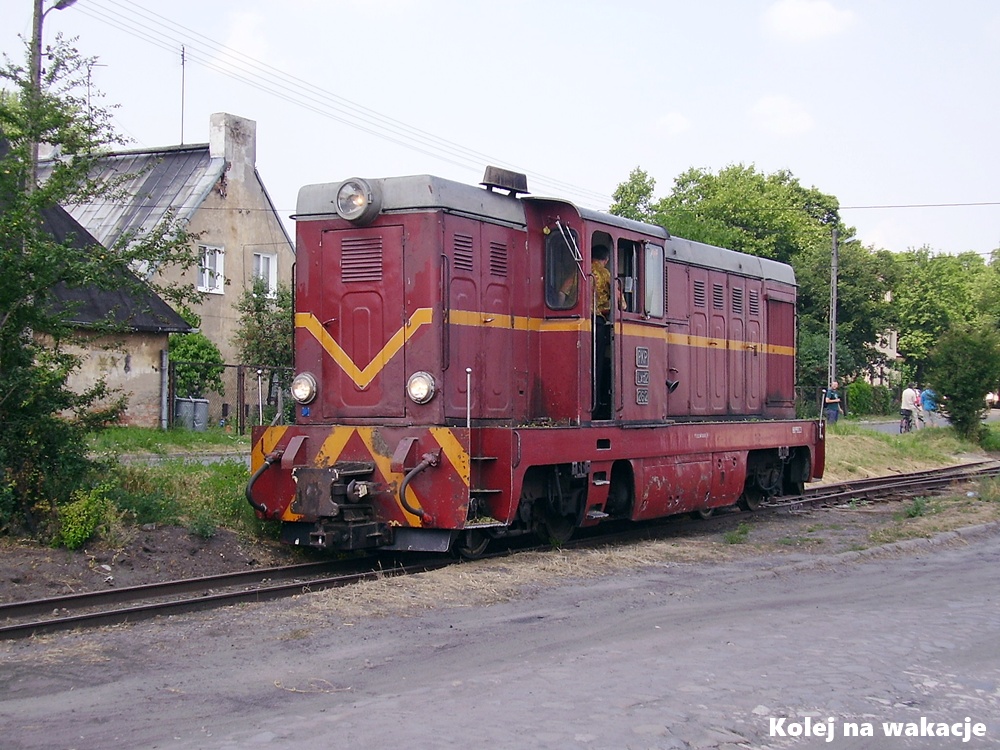 Lokomotywa wąskotorowa Lxd2-262 podczas manewrów na stacji Ozorków Wąskotorowy – klasyczna maszyna serii Lxd2 w barwach historycznych.