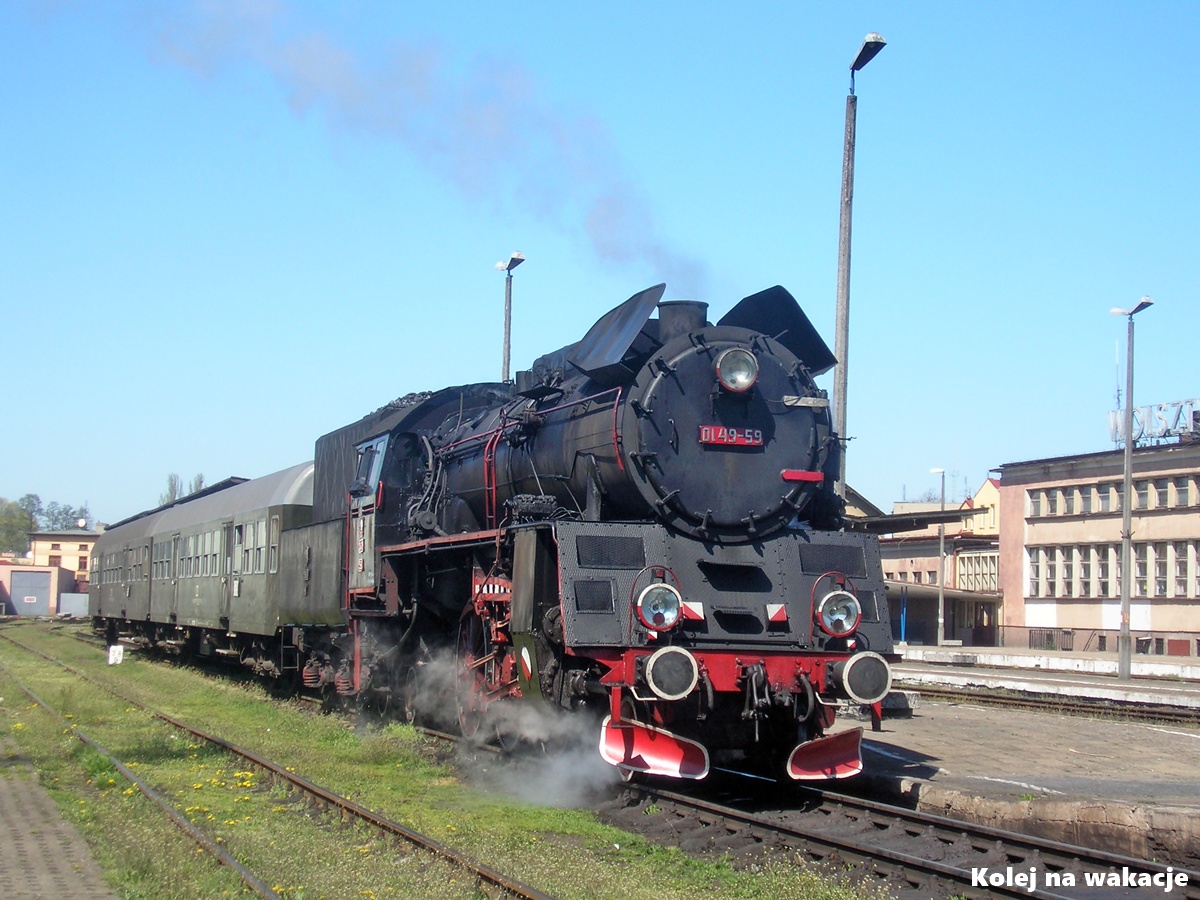 Parowóz Ol49 wyjeżdżający ze stacji Wolsztyn z pociągiem retro – kolejowa atrakcja turystyczna w Polsce 2026.