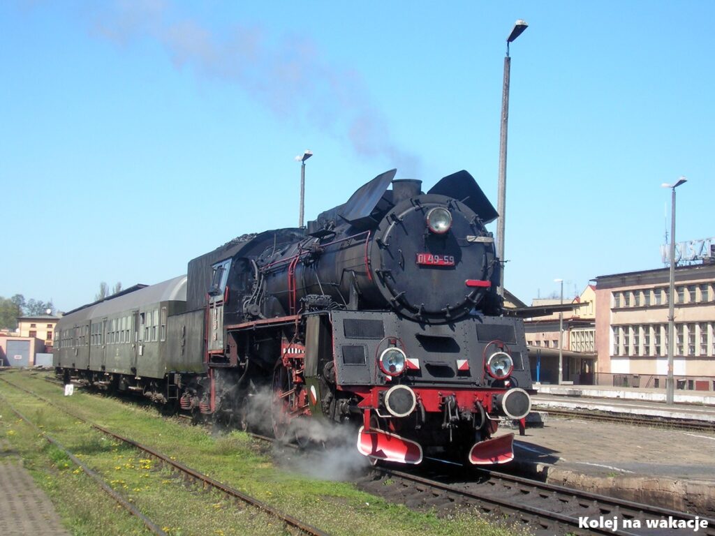 Parowóz Ol49-59 z pociągiem retro relacji Wolsztyn - Poznań stoi przy peronie stacji w Wolsztynie.
