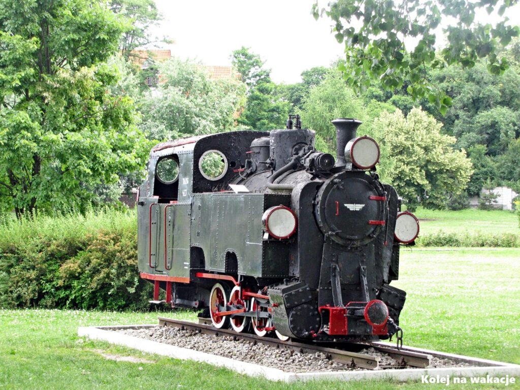 Zabytkowy parowóz wąskotorowy Tx26-423 jako pomnik techniki na stacji Maltanka w Poznańskim węźle Kolejki Parkowej.