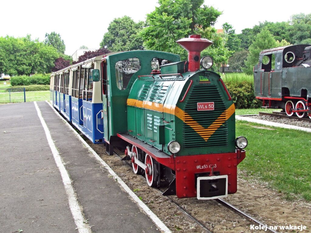 Pociąg Kolejki Parkowej Maltanka z lokomotywą spalinową WLS50 na stacji początkowej w Poznaniu.