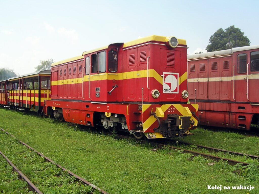 Przeworska Kolej Wąskotorowa Pogórzanin - lokomotywa Lxd2 z wagonami letniakami