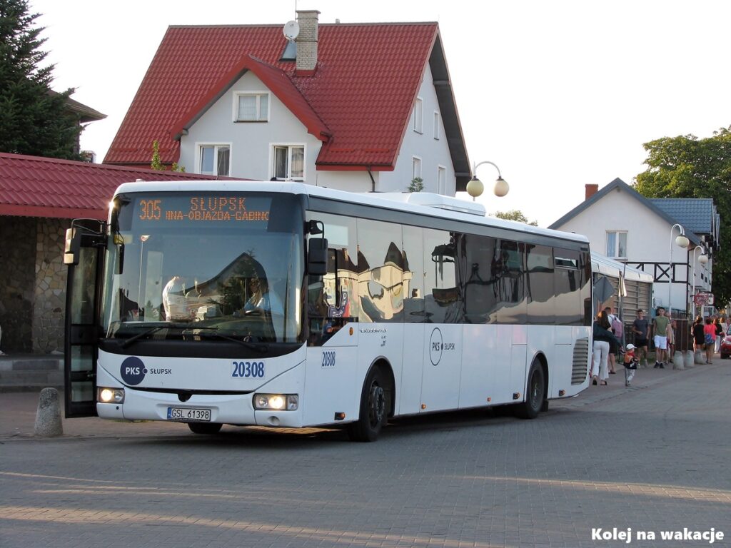 Autobus PKS Słupsk (model Irisbus Crossway) na przystanku w Rowach, obsługujący lokalne połączenia na wybrzeżu.