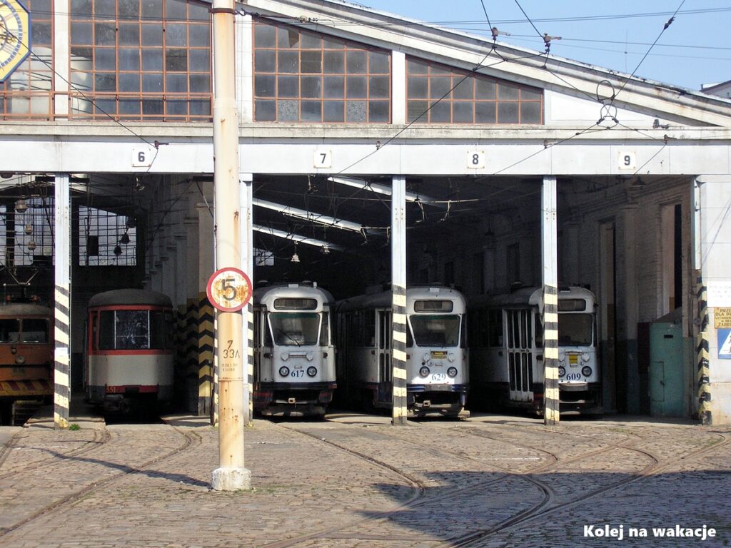 Zabytkowe tramwaje 102Na w barwach Szczecina, odstawione w hali zajezdni po wycofaniu z eksploatacji.