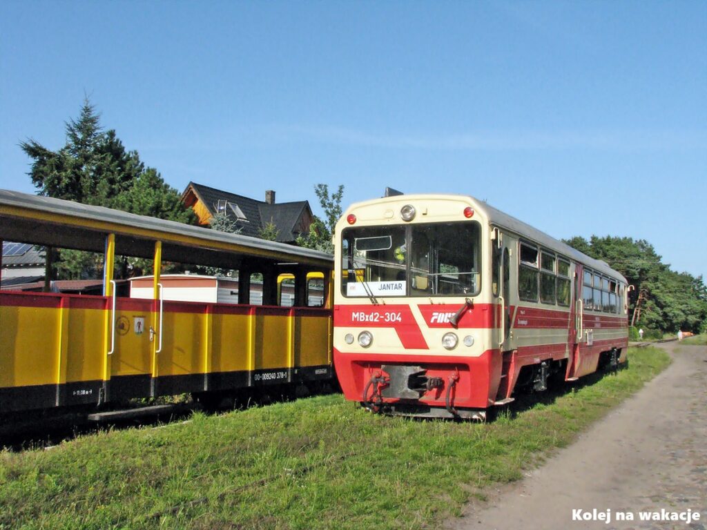 Wagon motorowy MBxd2 manewruje na stacji Jantar - Żuławska Kolej Dojazdowa