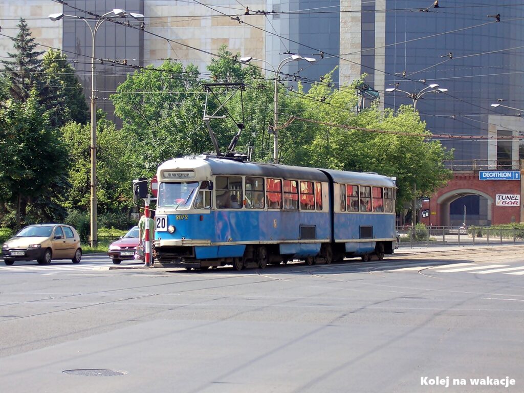 Wrocławski tramwaj 102Na numer 2072 na linii 20 przejeżdżający przez miasto.