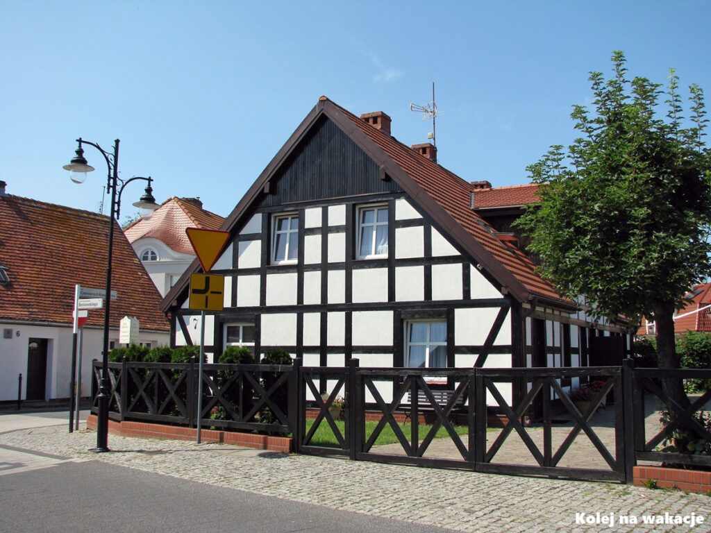 Szachulcowy dom w zabudowie Ustki – tradycyjna architektura nadmorskiego miasta.