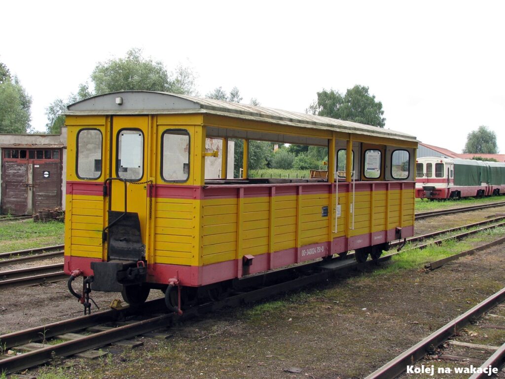 Otwarty wagon turystyczny typu letniak na stacji Żuławskiej Kolei Dojazdowej w Nowym Dworze Gdańskim.