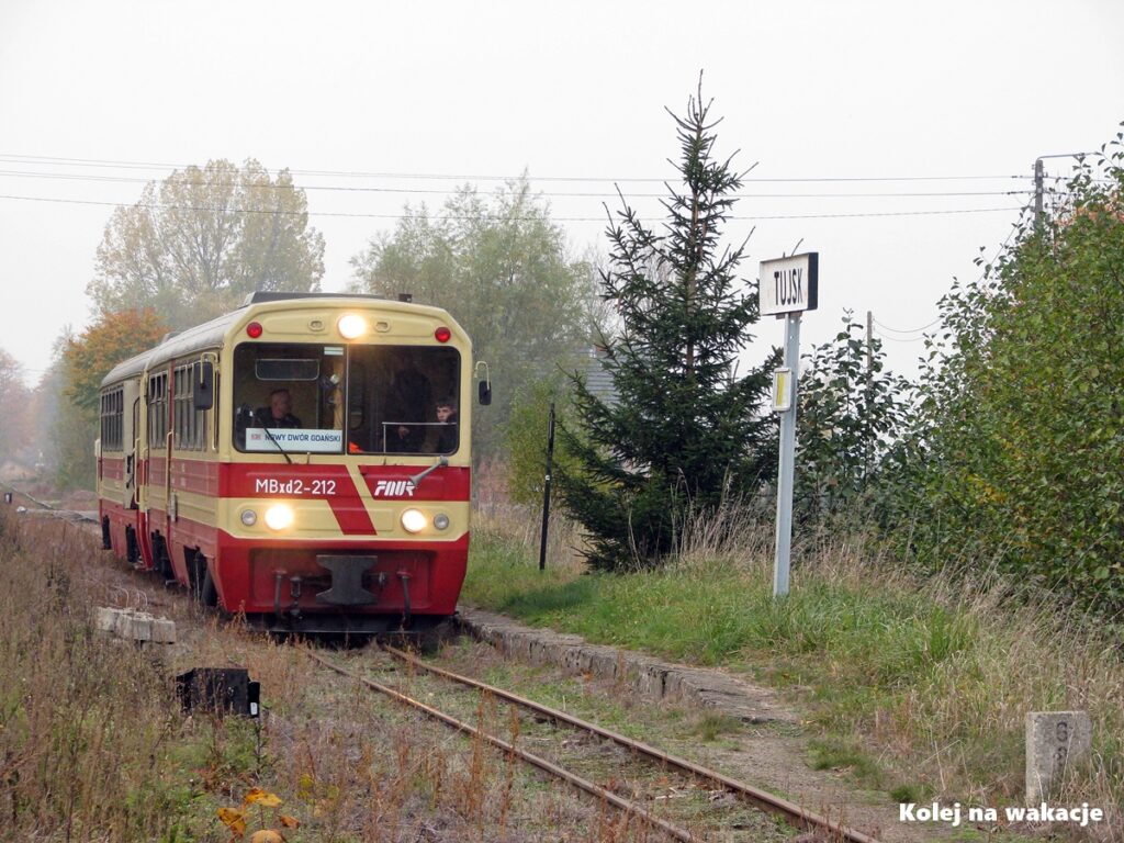 Wagon motorowy MBxd2-212 Żuławskiej Kolei Wąskotorowej na przystanku w Tujsku.
