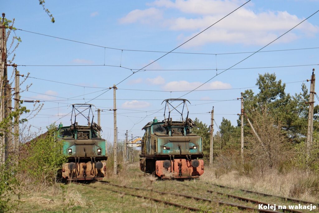 Dwie lokomotywy EL2 Krokodyl na rozjazdach w Janowie. Widoczna unikalna kopalniana sieć trakcyjna.