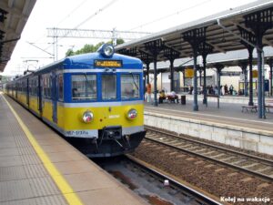 Żółto-niebieski pociąg SKM EN57 na peronie stacji Gdańsk Główny, idealny transport po Trójmieście.