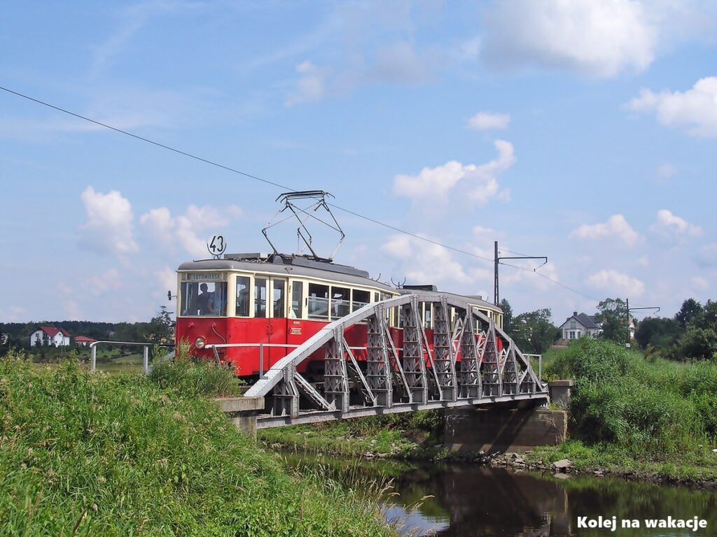 Zabytkowy tramwaj typu 5N z doczepą 5ND przejeżdżający przez most na rzece Ner w Kazimierzu.
