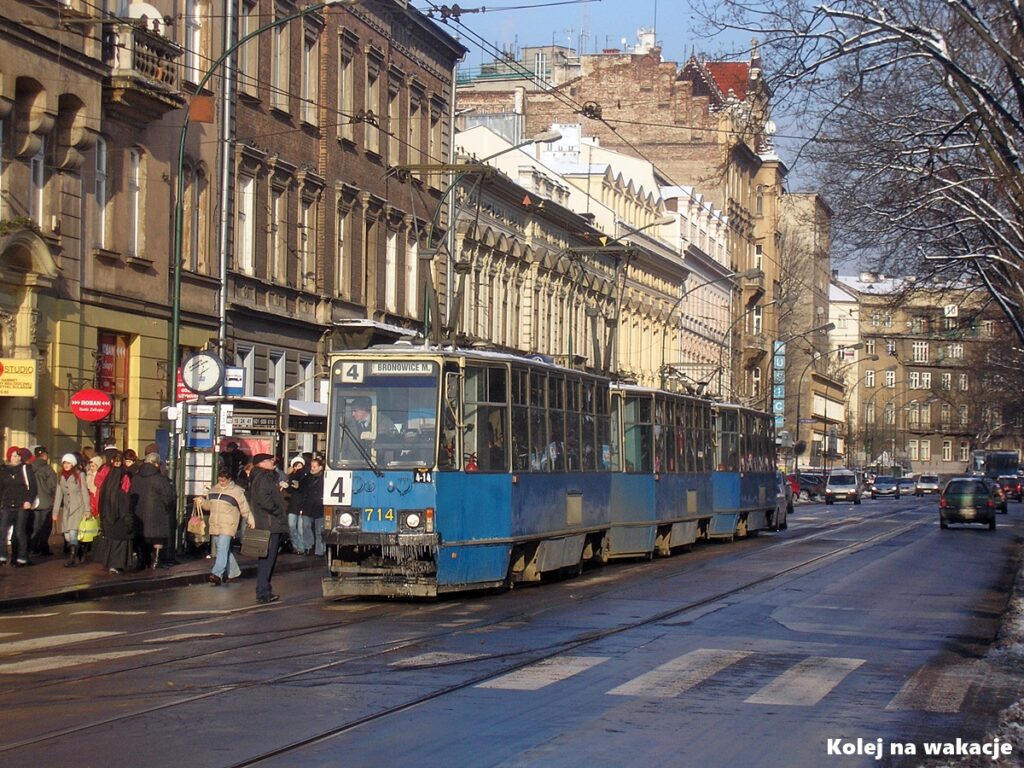 Potrójny skład tramwajowy Konstal 105Na w zimowej scenerii w Krakowie.