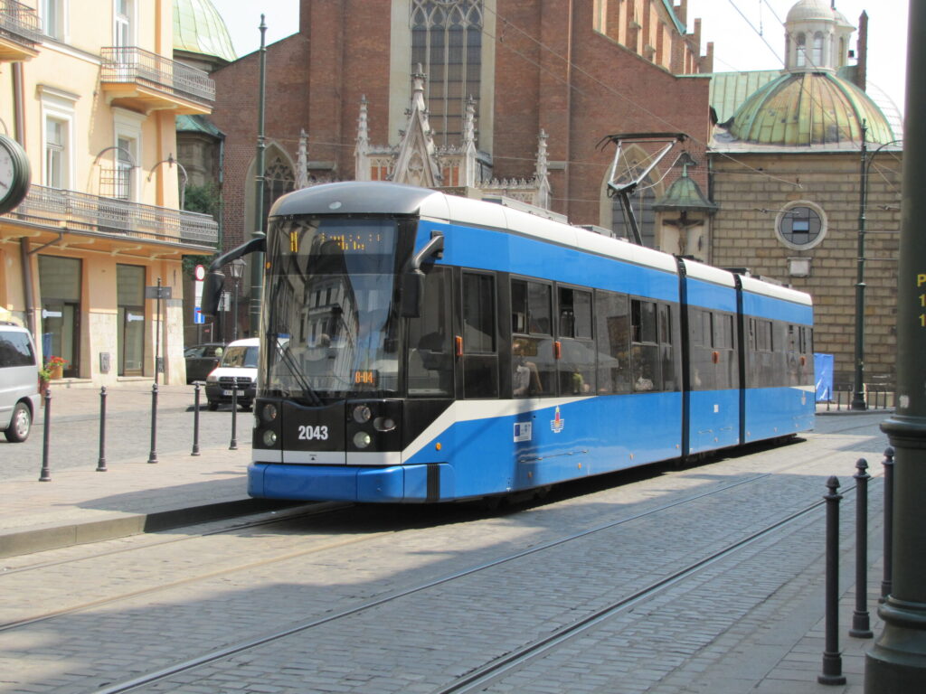 Niskopodłogowy tramwaj Bombardier NGT6 na ulicach Krakowa.