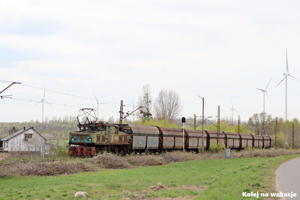 Krokodyl nr 19 z pustym składem zbliża się do trójkąta manewrowego w Lubstowie wieczorową porą.