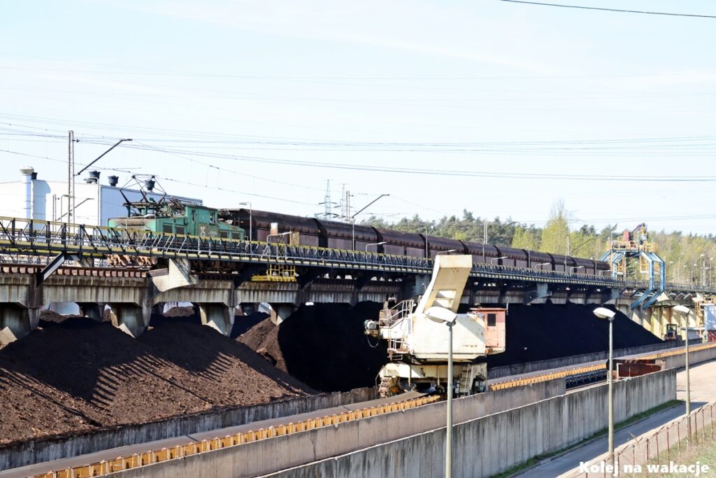 estakada-rozladowcza-elektrownia-patnow.jpg	Rozładunek węgla z pociągu z lokomotywą EL2 na estakadzie rozładowczej w Elektrowni Pątnów.