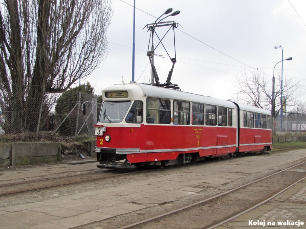 Przegubowy wagon tramwajowy 803N na pętli Koziny w Łodzi.