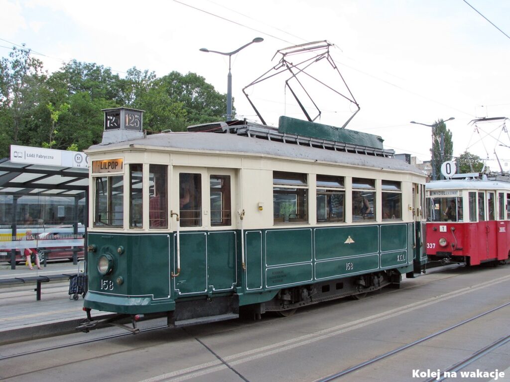 Opływowy wagon tramwajowy Lilpop III z okresu przedwojennego w Łodzi.