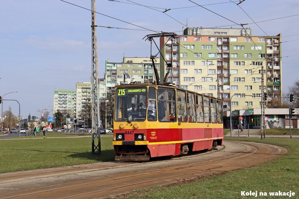 Żółto-czerwony tramwaj Konstal 805Na o numerze taborowym 4447, należący do Klubu Miłośników Starych Tramwajów, podczas przejazdu na alei Paderewskiego w Łodzi. W tle widać typowe bloki mieszkalne.