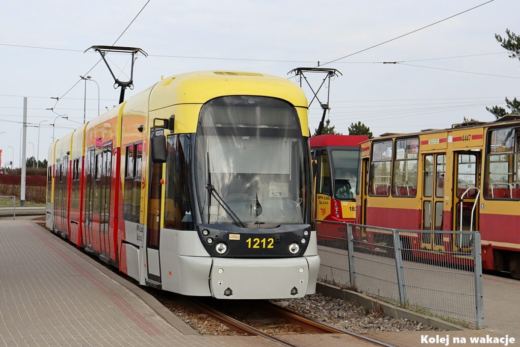 iskopodłogowy tramwaj Cityrunner o numerze 1212 stoi na pętli  Chocianowice IKEA w Łodzi.