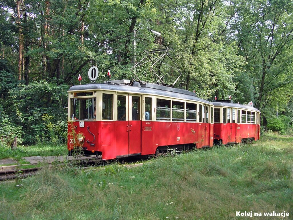 Skład zabytkowych tramwajów Konstal 5N i 5ND jako linia turystyczna 0 wjeżdża na zieloną pętlę Zdrowie w Łodzi.
