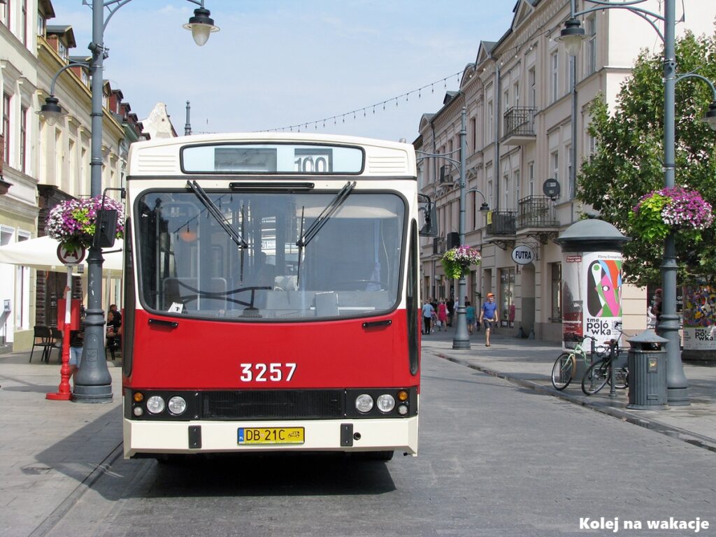 Zabytkowy autobus Jelcz 120M jadący ulicą Piotrkowską w Łodzi podczas kursu turystycznego.