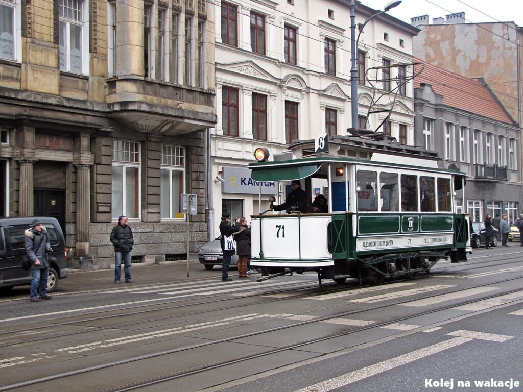 Zabytkowy wagon silnikowy Herbrand GE58 z odkrytym pomostem na ulicy Piotrkowskiej w Łodzi.