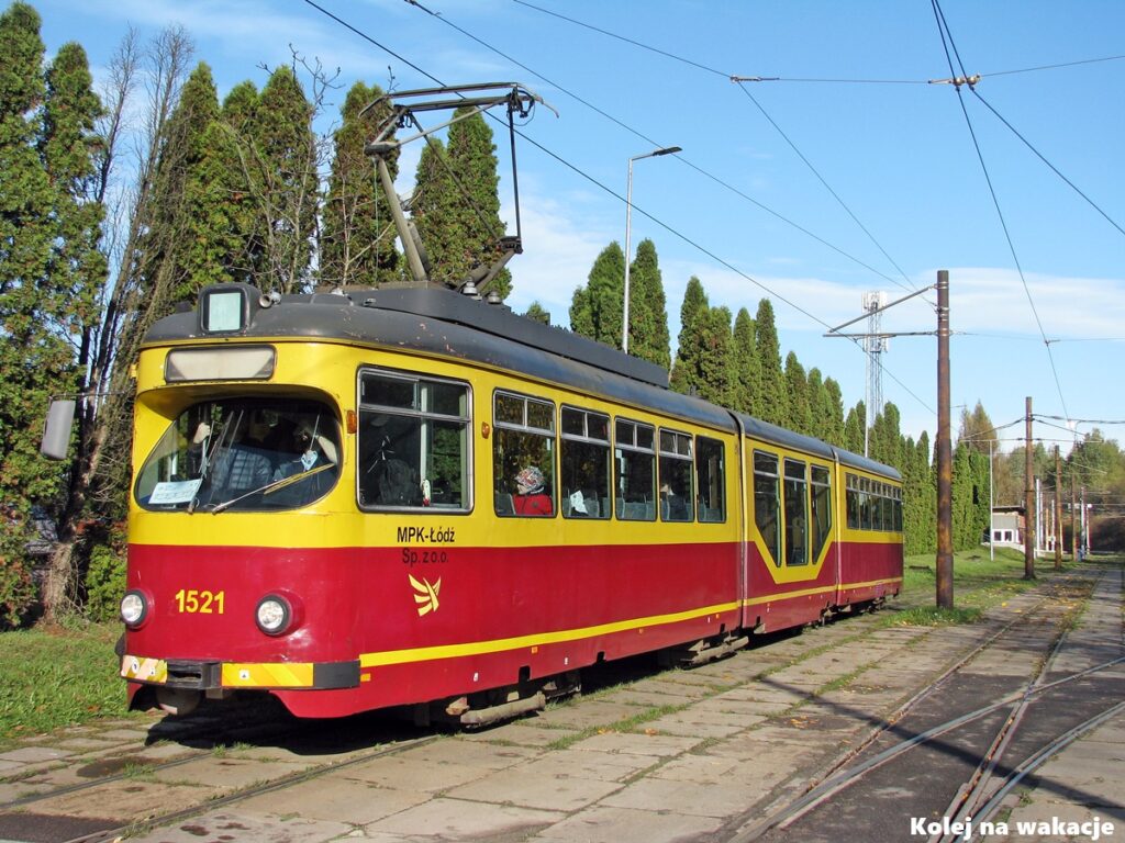 Historyczny tramwaj przegubowy GT8N o numerze 1512 na ulicy Telefonicznej w Łodzi.