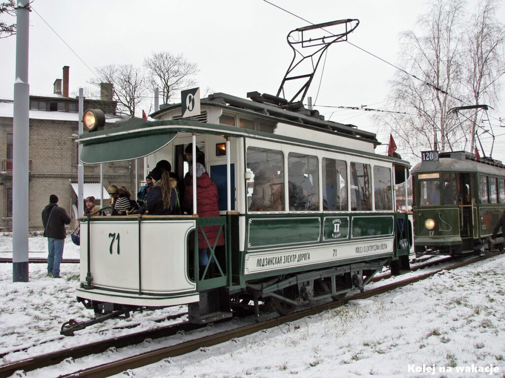 Zabytkowy tramwaj Herbrand GE58 w zimowej scenerii przed zajezdnią Chocianowice w Łodzi.