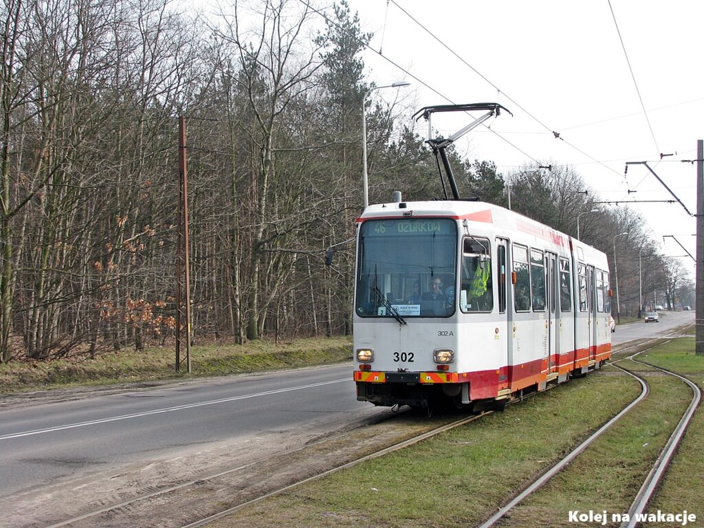 Tramwaj typu M6S na linii 46 na mijance w Ozorkowie w ostatnim dniu kursowania, 3 lutego 2018 roku.